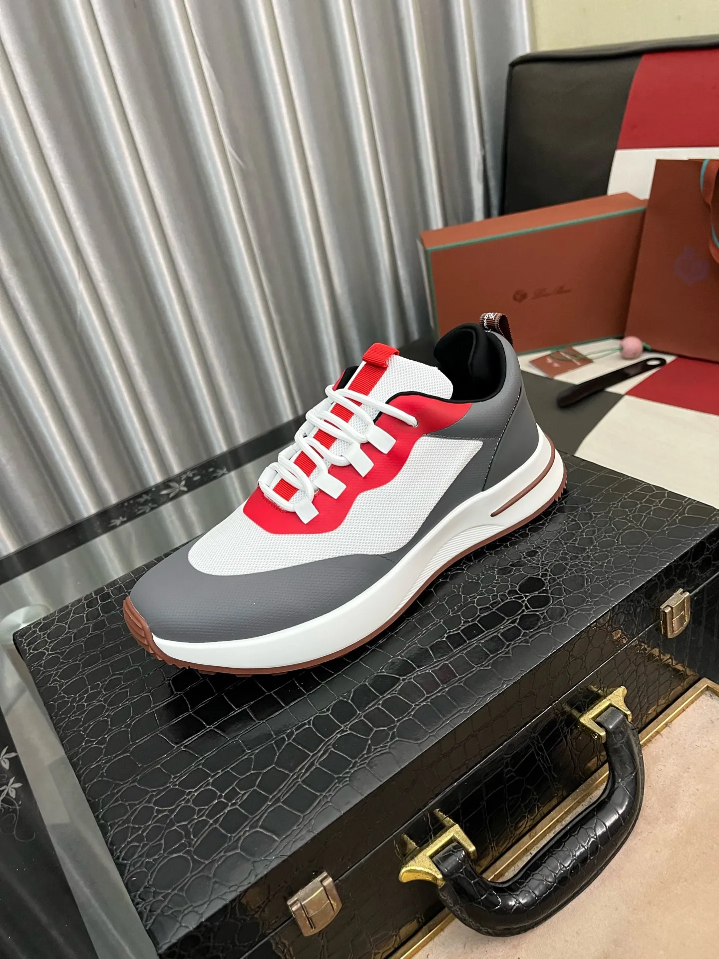 Men's men's shoes💰560⌚️⌚️LoroPiana/Noyo Piana WeekendWalk men's new thick-soled sports shoes, LP lace-up casual shoes that are as comfortable as clouds! The upper is made of cowhide leather, highlighting the sporty style. The lightweight sole adds a touch of modernity to the shoe. Counter original box packaging with dust bag!  Size: 38-449️⃣Colors available